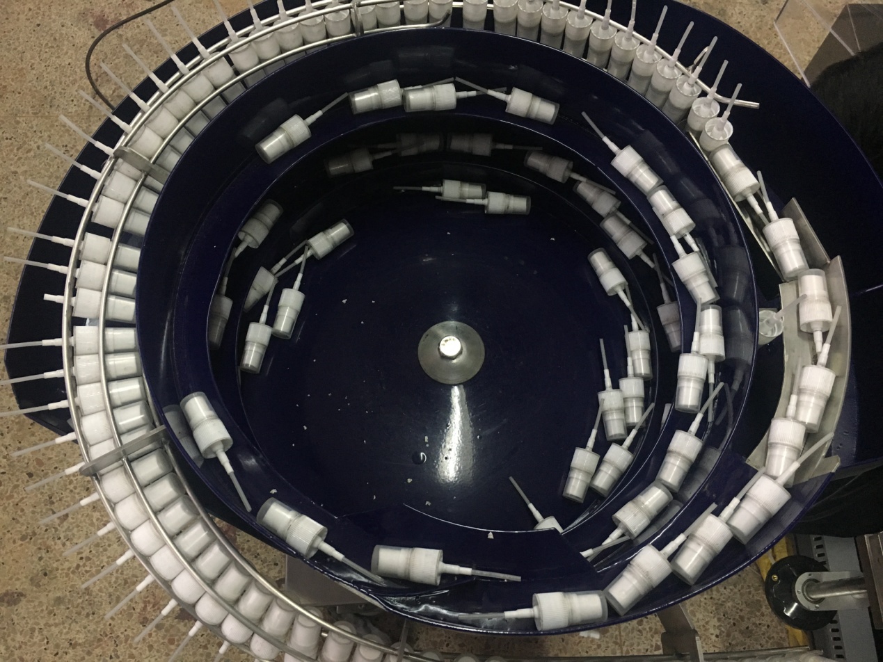 Chai thuốc khử trùng rượu và máy đóng nắp