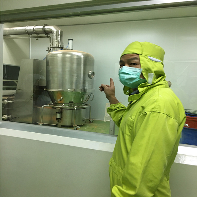 Kỹ thuật viên lắp đặt máy sấy cho khách hàng Việt Nam