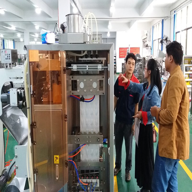 Thái Lan khách hàng kiểm tra chất lỏng gói máy đóng gói cho dầu