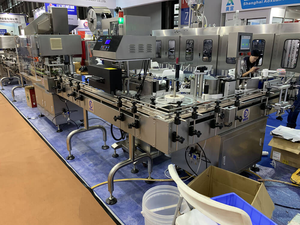 Chai lấp đầy v&agrave; d&ograve;ng đ&oacute;ng nắp