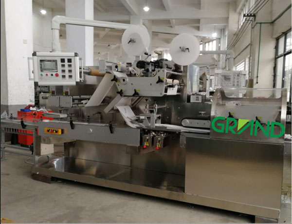 Khăn lau ướt v&agrave; m&aacute;y đ&oacute;ng g&oacute;i