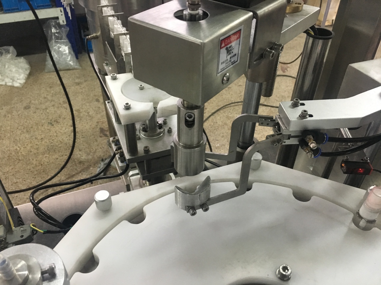 Chai thuốc khử tr&ugrave;ng cồn v&agrave; chế độ đ&oacute;ng chai của m&aacute;y