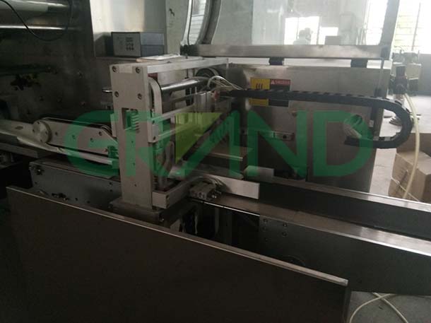 Khăn lau ướt v&agrave; chi tiết m&aacute;y đ&oacute;ng g&oacute;i