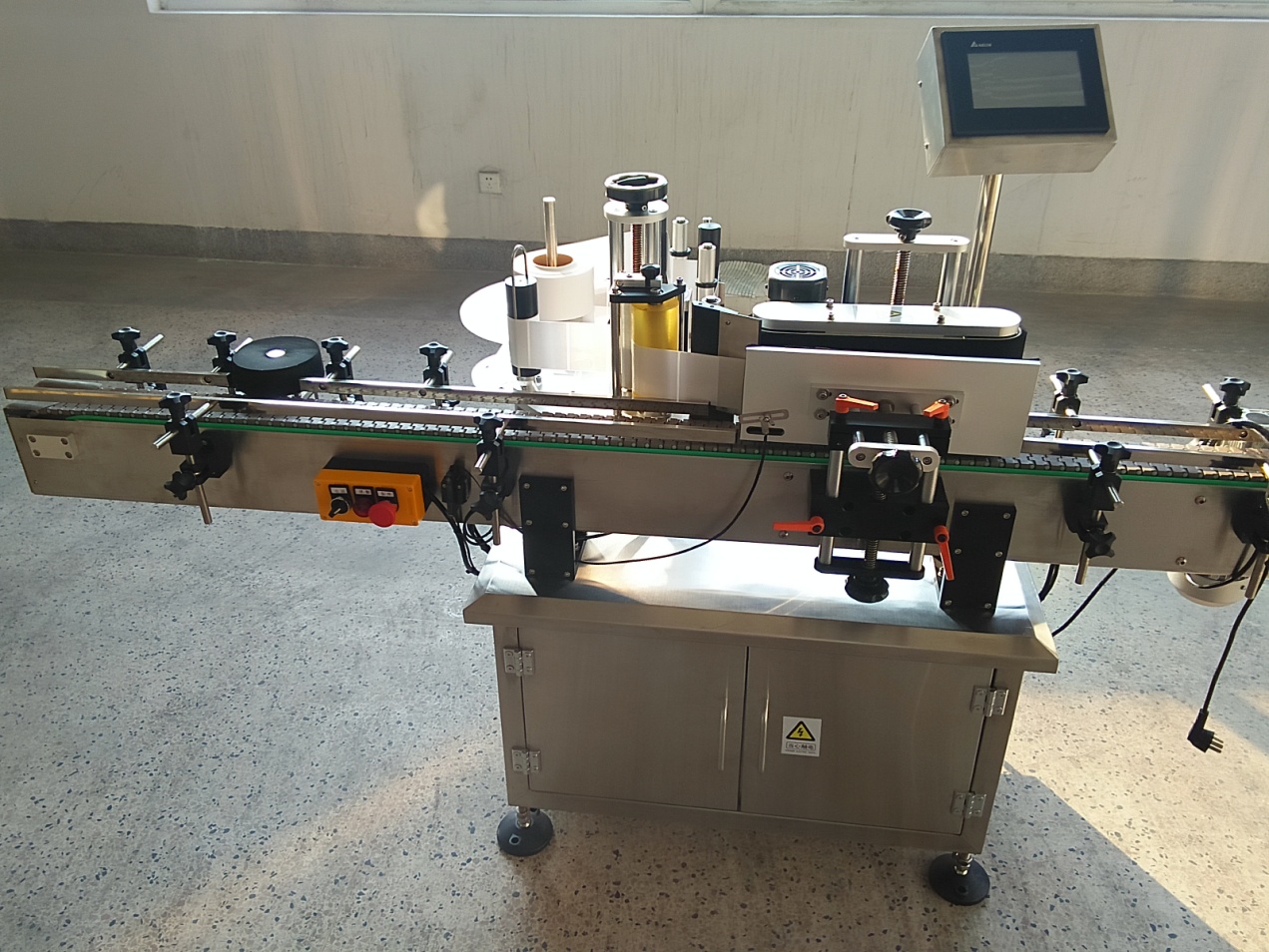 M&aacute;y d&aacute;n nh&atilde;n d&aacute;n tự động