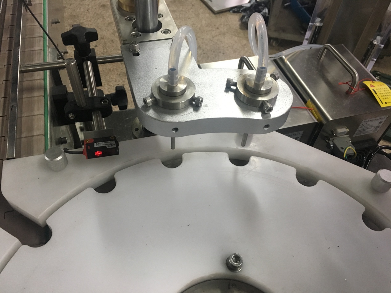 Chai thuốc khử tr&ugrave;ng cồn v&agrave; chế độ đ&oacute;ng chai của capped03