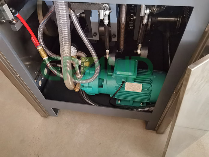 M&aacute;y bơm ch&acirc;n kh&ocirc;ng loại nước v&agrave; bể nước của n&oacute;