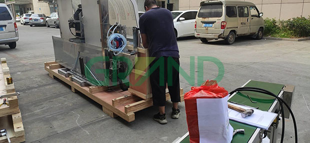 G&oacute;i m&aacute;y đ&oacute;ng g&oacute;i khăn ướt của rượu