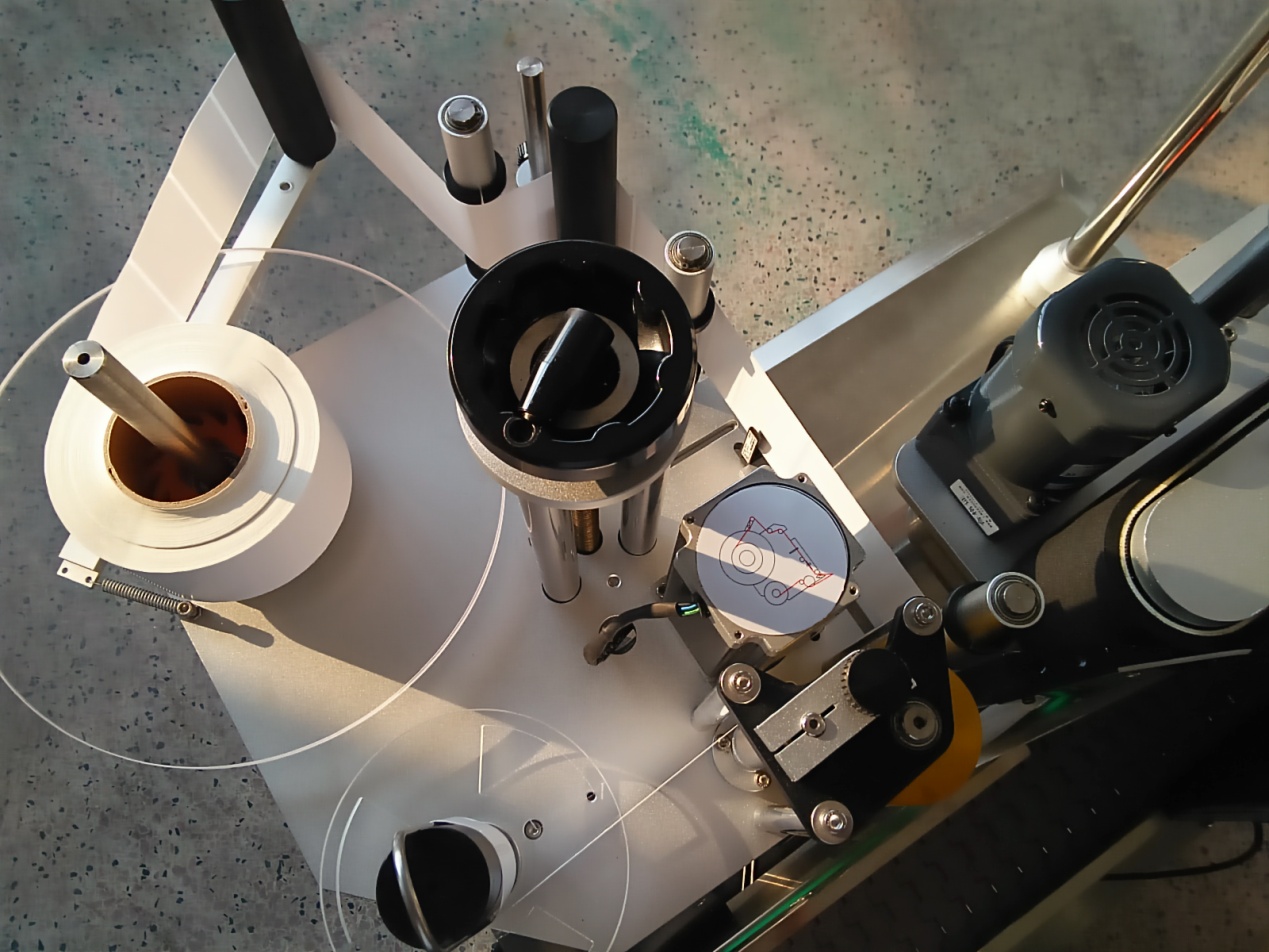 Chai thuốc khử tr&ugrave;ng rượu v&agrave; m&aacute;y đ&oacute;ng nắp